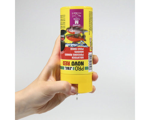 JBL Novo Red Granofutter M für Goldfische in gelber Verpackung in der Hand gehalten