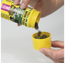 JBL Novo Pleco Futtertabletten für Saugwelse werden in einen gelben Deckel gefüllt.
