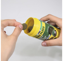 JBL Novo Pleco Futtertabletten für Welse werden aus einer gelben Dose entnommen
