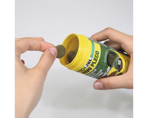 JBL Novo Pleco Futtertabletten für Welse werden aus einer gelben Dose entnommen