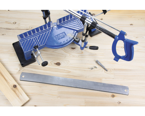 Gehrungssäge mit Metallsägeblatt und Zubehör auf Holztisch