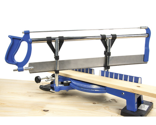 Gehrungssäge mit Holzzuschnitt auf einer Holzoberfläche