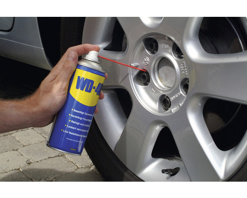 Anwendung von WD-40 Multifunktionsprodukt auf einer Felge