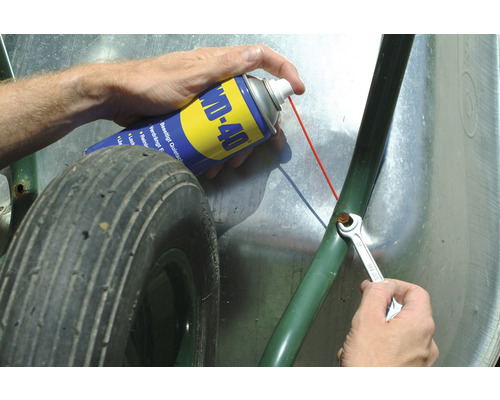 WD-40 Multifunktionsprodukt wird auf eine Schubkarre aufgesprüht.