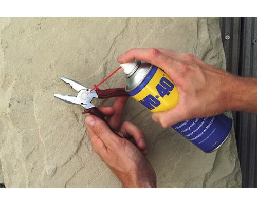 WD-40 Multifunktionsprodukt wird auf eine Zange gesprüht