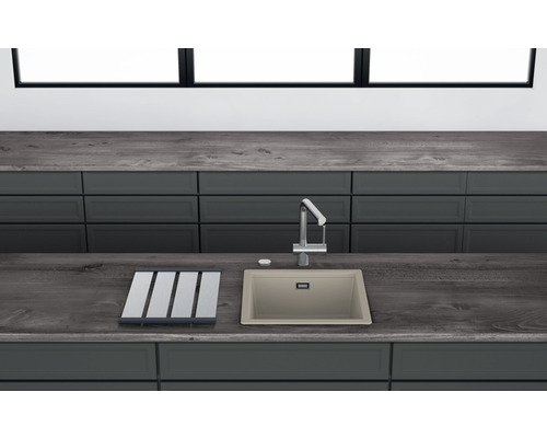 Küchenspüle mit Abtropffläche, Armatur und Spülmittelspender auf einer Arbeitsplatte