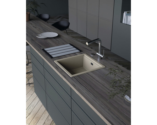 Küchenszene mit Spüle, Armatur, Geschirr und Abtropfgestell auf einer Arbeitsplatte