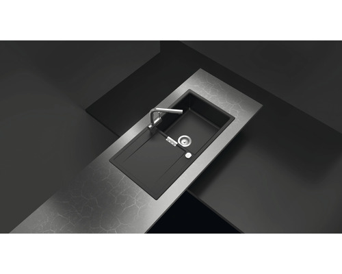 Spüle mit Abtropffläche und Wasserhahn auf einer Arbeitsplatte