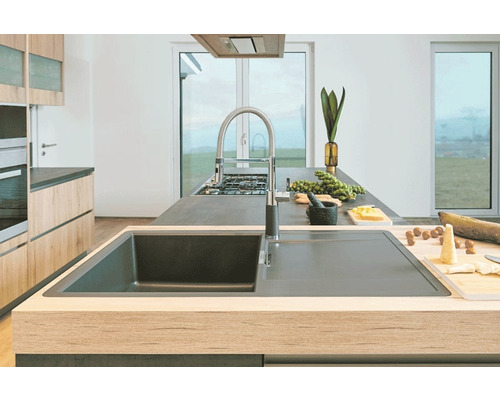 Moderne Küche mit Spüle und Kücheninsel