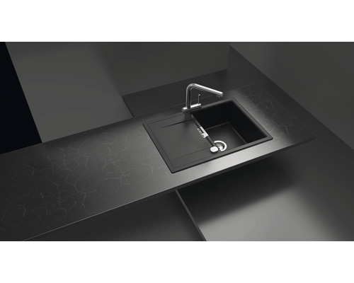 Schwarzes Spülbecken mit Abtropffläche und Armatur auf Arbeitsplatte