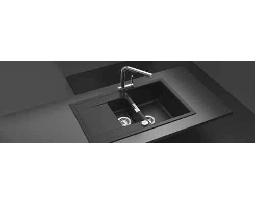 Spültisch mit zwei Becken und Abtropffläche sowie Wasserhahn