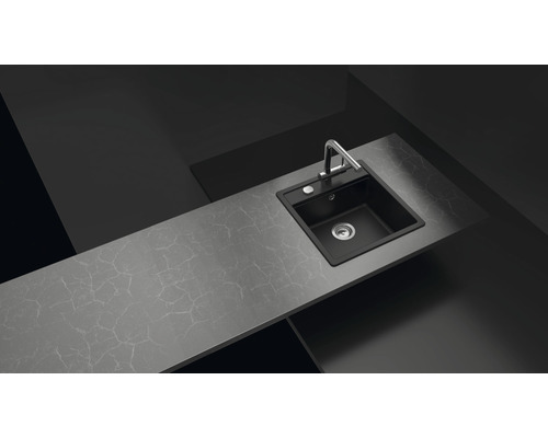 Schwarzes Küchenspülbecken mit Armatur auf einer Arbeitsplatte