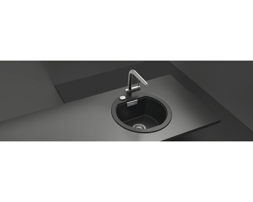 Küchenspüle mit Armatur auf einer Arbeitsplatte