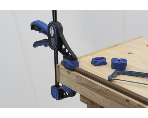 Rohrzange mit Metallsäge und Rohrauflage auf einer Werkbank