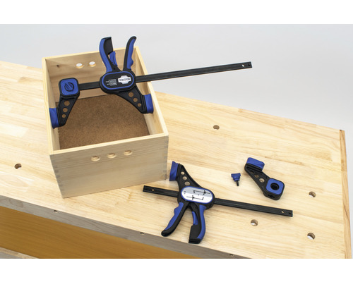 Holzkiste mit Einhandzwingen auf einer Werkbank