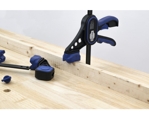 Werkbank mit Schnellspannzwinge zum Fixieren von Holz