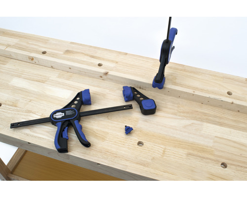 Werkbank mit Einhandzwingen zum Fixieren von Holz