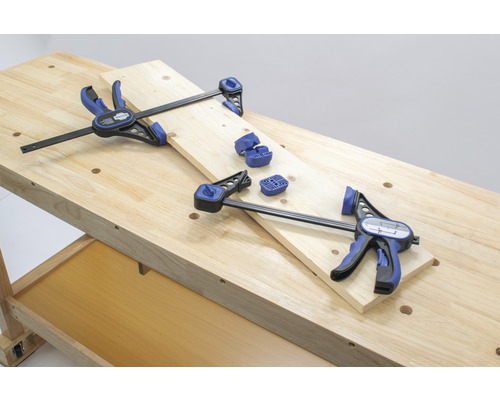 Werkbank mit zwei Einhandzwingen und Zubehör zum Fixieren von Holz