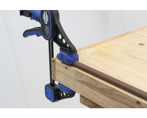 Rohr mit Schraubzwinge auf einer Werkbank befestigt