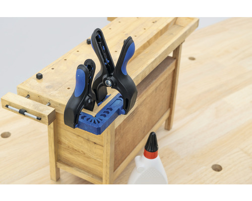 Werkbank mit Zwingen und Leim