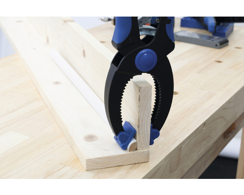 Werkstück mit Einhandzwinge fixiert