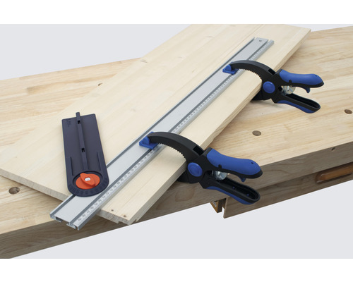 Werkbank mit Führungsschiene, Winkelanschlag und Schraubzwingen zur Holzbearbeitung