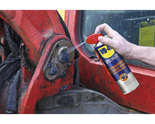 WD-40 Universalreiniger wird auf eine rote Metalloberfläche gesprüht