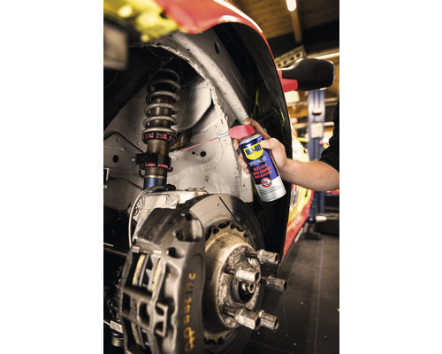 WD-40 Spezialist Rostlöser Super im Einsatz an einem Auto.