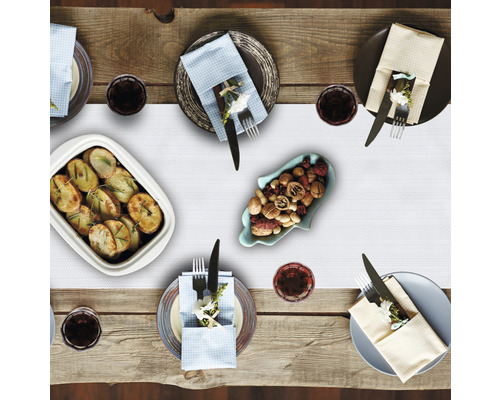 Gedeckter Esstisch mit Geschirr, Besteck und Speisen