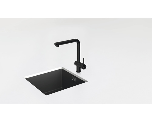 Schwarze Küchenspüle mit schwarzem Wasserhahn
