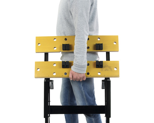 Mann trägt eine Werkbank