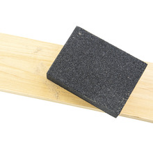 Schleifklotz auf einem Holzbrett