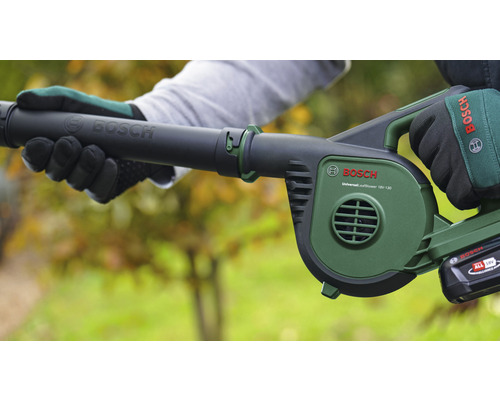 Akku Laubbläser BOSCH Universal LeafBlower P4A 18V-130 + GRATIS Zugabeartikel Ersatzakku PBA 18V Li-Ion (2,5Ah) Eine Person hält einen akkubetriebenen Laubbläser der Marke Bosch.