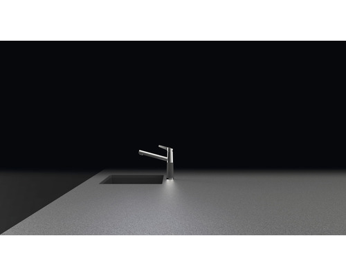 Küchenarmatur neben Spüle