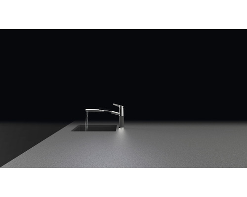 Küchenspüle mit ausziehbarer Armatur auf einer Arbeitsplatte