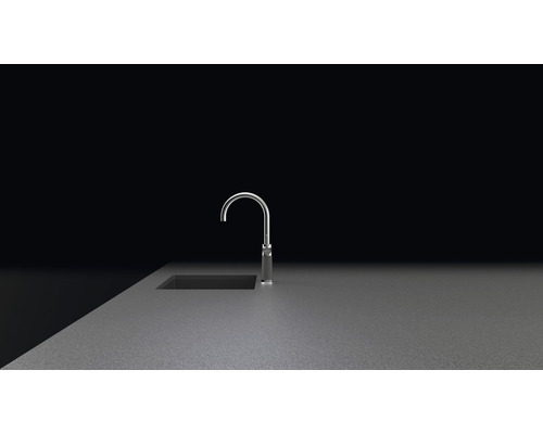 Küchenarmatur aus Metall neben einem Spülbecken