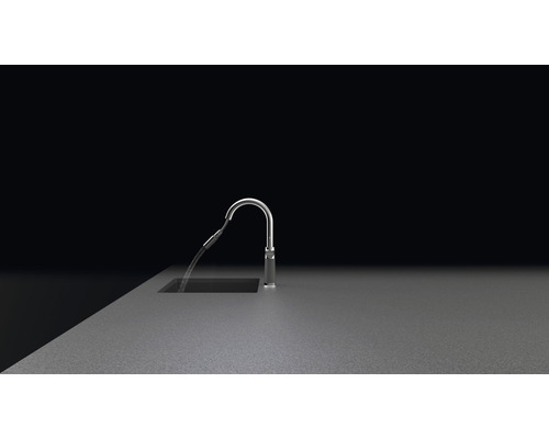 Küchenarmatur mit Wasserstrahl in Spüle