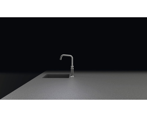 Spültischarmatur auf einer Arbeitsplatte neben einem Spülbecken