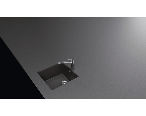 Spüle mit Armatur in einer Arbeitsplatte