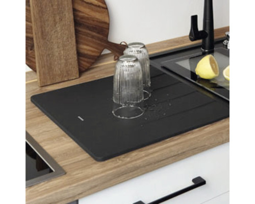 Abtropfmatte mit zwei Gläsern in einer Küchenszene