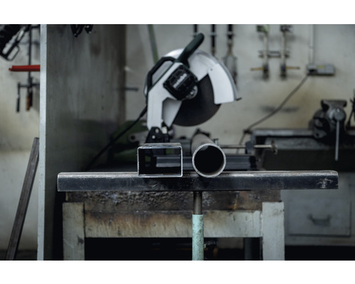 Metallkreissäge mit Metallrohr und Vierkantrohr auf Werkbank