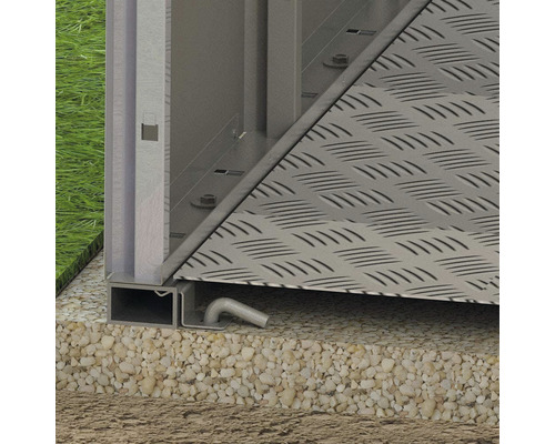 Detailansicht einer Metallrampe mit Riffelblech auf Kiesboden