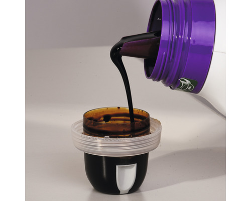 Flüssiger Dünger wird in einen Messbecher gegossen