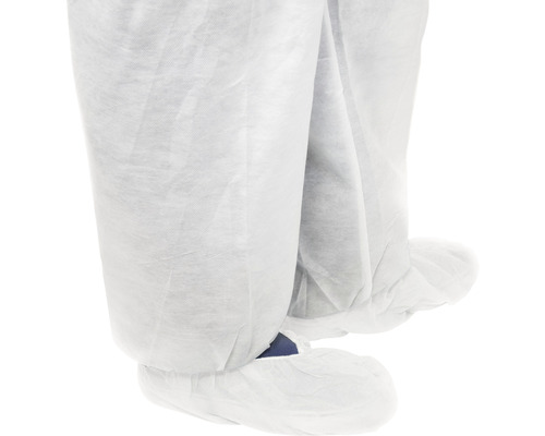 Beine mit Einweg-Overall und Schuhüberzieher