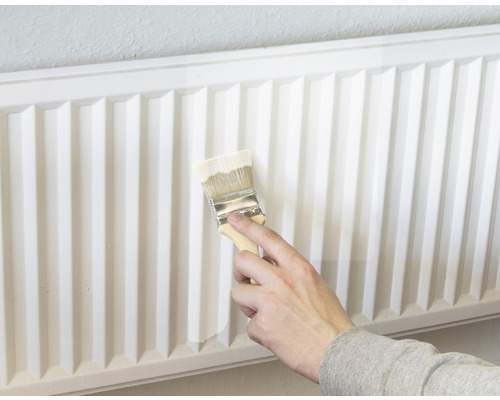 Heizkörper streichen mit Pinsel