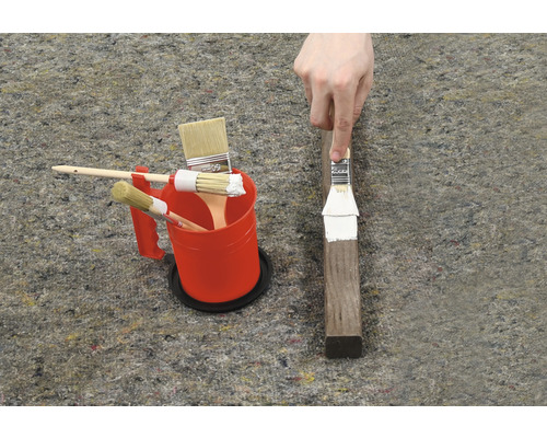 Farbauftrag mit Pinsel und Farbbecher