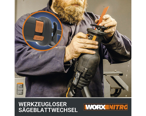 Eine Person wechselt das Sägeblatt an einer Säbelsäge von Worx Nitro. Die Säbelsäge verfügt über einen werkzeuglosen Sägeblattwechsel.