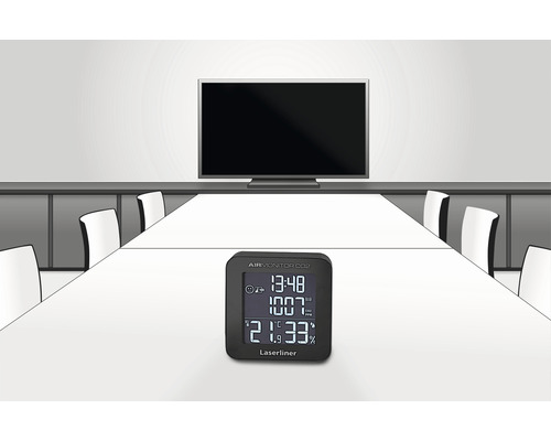 Laserliner AirMonitor CO2 auf einem Tisch vor einem Fernseher