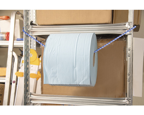 Rolle Papierhandtücher an einem Regal aufgehängt