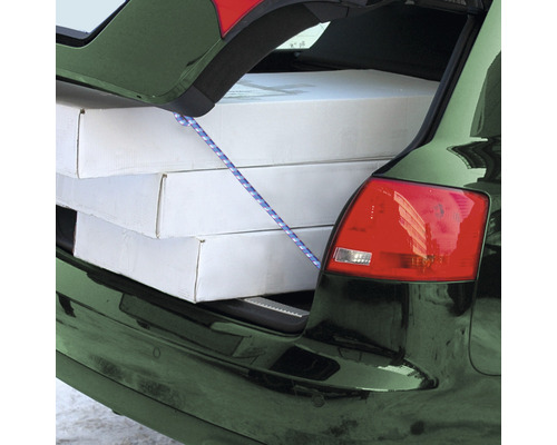 Ladungssicherung mit Spanngurt im Kofferraum eines Autos